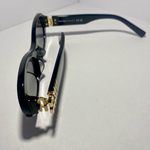 Miu Miu Black Sunglasses with Velvet Pink Case - Picture 3 of 5